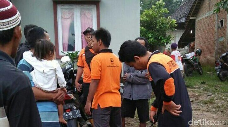 Seorang Nenek di Jepara Tewas Setelah Tercebur Jamban dan Tetimpa Cor Seorang Nenek di Jepara Tewas Setelah Tercebur Jamban dan Tetimpa Cor