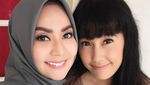 Berhijab, Tessa Kaunang Banjir Komentar