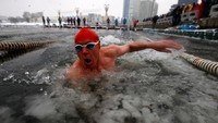 Suhu airnya sudah pasti dingin. Tapi, para peserta ini tampaknya tahan-tahan saja berenang di sana (Vasily Fedosenko/Reuters)
