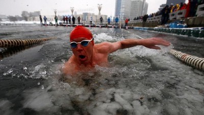 Foto: Brrr! Lomba Renang Ekstrem di Dalam Kolam Es