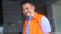 Tersangka korupsi Walikota Cilegon Nonaktif, Tubagus Iman Ariyadi tiba di gedung KPK Jakarta, Jumat (19/1).