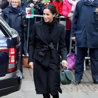 Seperti biasa, Meghan Markle hadir dengan gayanya yang modis, kali ini dengan busana serba hitam. (Foto: Getty Images)