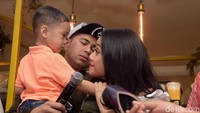 Nagita tampak memintanya untuk mau digendong olehnya saat wawancara.