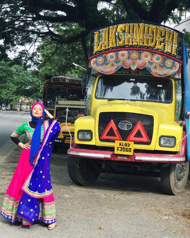 Sebagai destinasi wajib para traveler, Haifa Basseiso tak melewatkan India. Memakai kain sari, Hafia Basseiso tampak sangat manis. Foto: Instagram