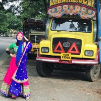 Sebagai destinasi wajib para traveler, Haifa Basseiso tak melewatkan India. Memakai kain sari, Hafia Basseiso tampak sangat manis. Foto: Instagram