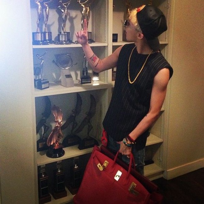 Tas Hermes Birkin berukuran besar menjadi pilihan penyanyi Korea, G-Dragon. Tas Hermes Birkin ukuran 40 cm itu harganya sekitar US$ 13.200 atau sekitar Rp 176 juta. Foto: Dok. Instagram, Istimewa