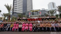 Kapolri Jenderal Tito Karnavian foto bersama para petinggi Polri di depan gedung Promoter.