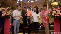 Keduanya meresmikan usahanya di bidang kuliner.