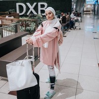 Gaya airport Haifa Basseiso tetap chic dengan kaos longgar warna pink dipadukan dengan legging dan tas ransel berwarna senada. Foto: Instagram