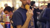 Pria ini tampak bergaya cool saat hendak menikmati sebuah roti croissant. Menurut Anda gimana? Foto: Instagram boyswithbread