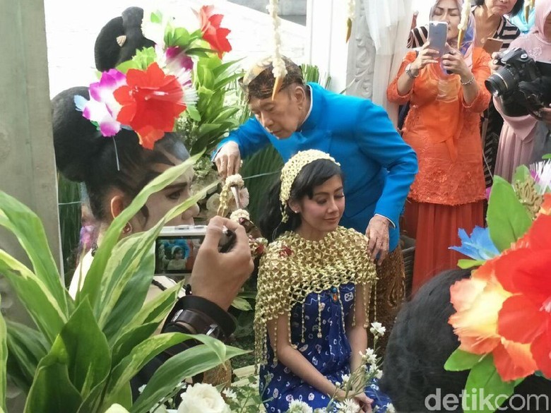 Ardina Rasti Gunakan 9 Mata Air Berbeda dalam Prosesi Siraman Ardina Rasti Gunakan 9 Mata Air Berbeda dalam Prosesi Siraman