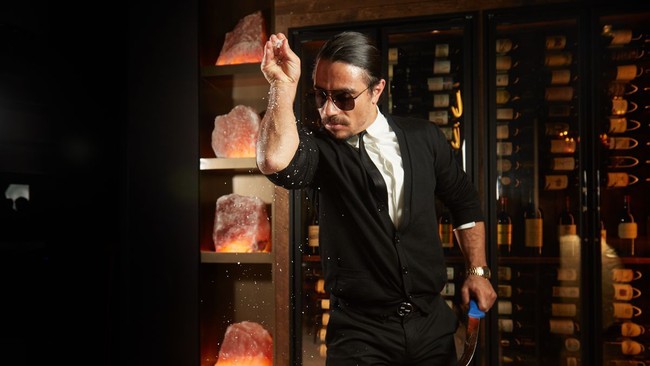 Mengintip Harga Beefsteak Salt Bae hingga Gaya Makan Orang Kaya Bekasi