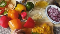 Wah, Tatjana kira-kira ingin masak apa ya? Yang jelas sudah ada paprika, potongan bawang, keju, dan beberapa bahan lainnya. Sudah cantik, suka masak! Foto: Instragram @tatjanasaphira