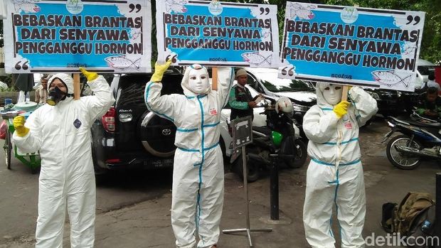Sungai Brantas Tercemar Sampah Popok, Aktivis Demo di Kemen PUPR