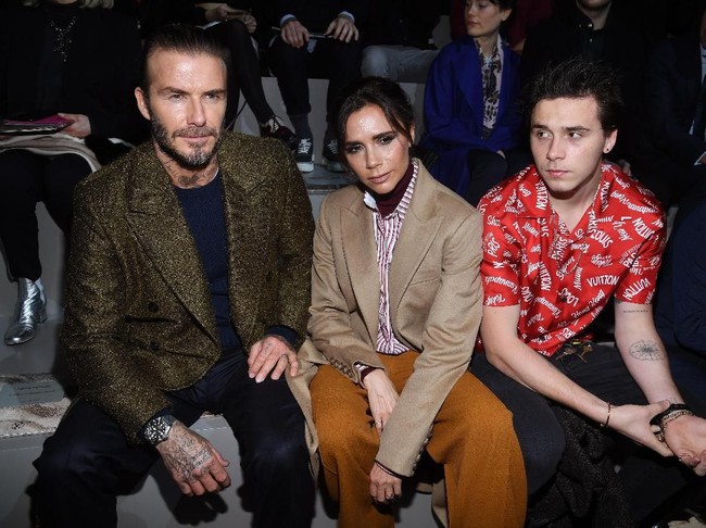 Sementara itu, David dan Victoria Beckham, bersama si sulung Brooklyn, menjadi bintang tamu di deretan front row perhelatan istimewa itu. (Foto: Pascal Le Segretain/Getty Images)