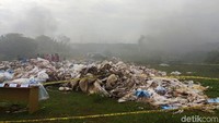 Maradona mengungkapkan karung-karung tersebut diangkut menggunakan kapal tongkang dari Palembang. Rencananya, karung itu akan dibawa ke PT Lambage Mulya Perkasa (PT LMP) di wilayah Cikarang. Namun karena gudang perusahaan itu penuh, pemilik melakukan proses daur ulang di Karawang.
