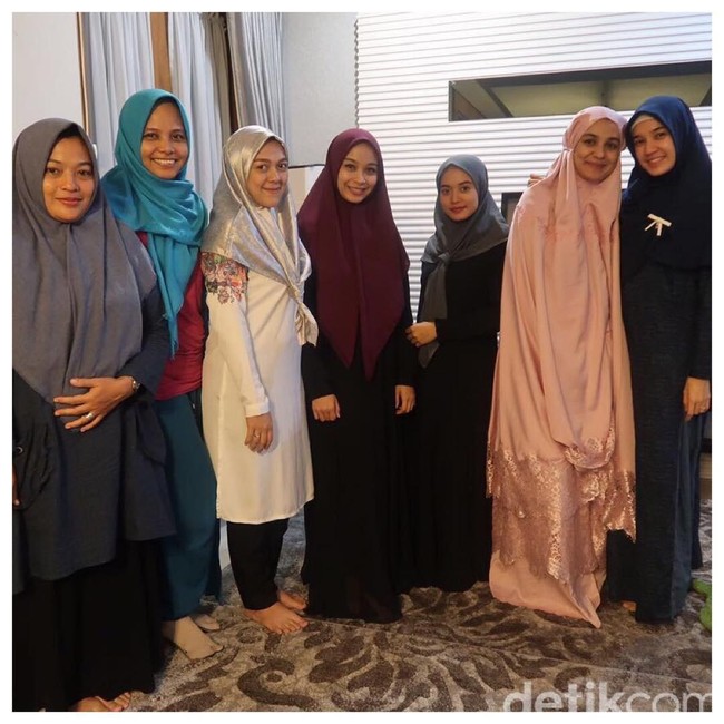 Shireen Sungkar juga jadi bagian dari pengajian yang sering digelar bersama Dhini Aminarti. Foto: Instagram