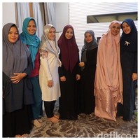 Shireen Sungkar juga jadi bagian dari pengajian yang sering digelar bersama Dhini Aminarti. Foto: Instagram