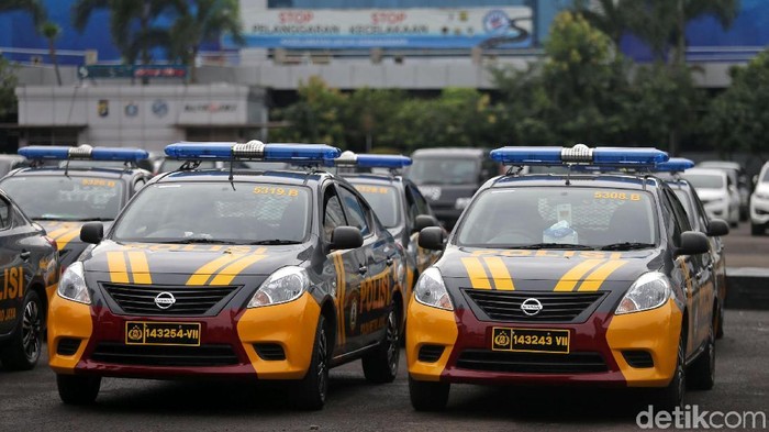 Petugas Polisi bersiap sebelum melakukan patroli di Polda Metro Jaya, Jakarta, Jumat (19/1/2018). Polda Metro Jaya memiliki 150 unit mobil patroli baru untuk menunjang operasional. Mobil patroli ini dilengkapi peralatan guna melengkapi tugas-tugas polisi di lapangan. Sesuai dengan namanya, mobil tersebut digunakan sebagai sarana petugas kepolisian dalam melakukan patroli. Dengan adanya penambahan unit mobil patroli ini, diharapkan Jakarta semakin aman. Adapun mobil untuk patroli ini keluaran Nissan type Almera. Selain alat komunikasi handy talkie, public address, mobil tersebut dilengkapi dengan alat pemadam api ringan (APAR) serta peralatan P3K.