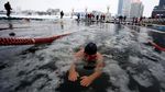 Foto: Brrr! Lomba Renang Ekstrem di Dalam Kolam Es