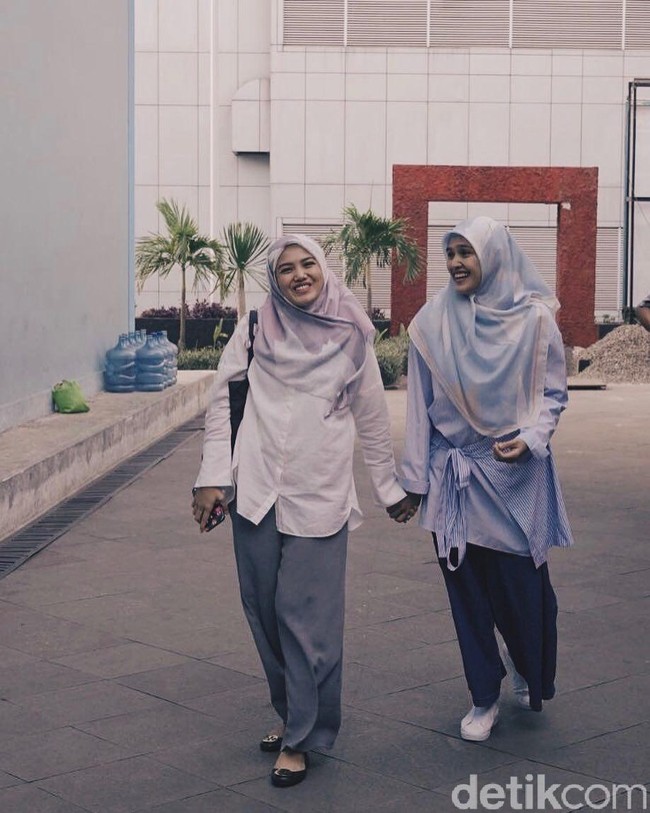 Tampaknya kedekatan Ratu Anandita dan Herfiza tak hanya di pengajian, mereka terlihat kompak memakai baju senada. Foto: Instagram