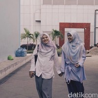 Tampaknya kedekatan Ratu Anandita dan Herfiza tak hanya di pengajian, mereka terlihat kompak memakai baju senada. Foto: Instagram