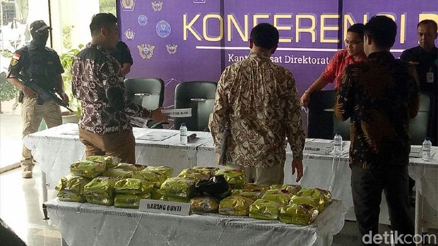 Barang bukti sabu yang diselundupkan dari Malaysia