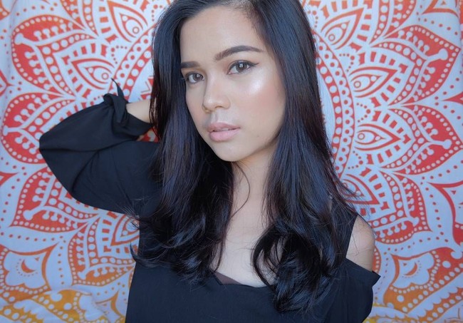 Tampil dengan makeup natural flawless dan lipstik matte berwarna pink, Sinta tampak menawan. Foto: Instagram