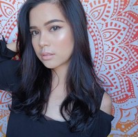 Tampil dengan makeup natural flawless dan lipstik matte berwarna pink, Sinta tampak menawan. Foto: Instagram