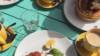 Terlihat sepiring roti dengan es krim, tomat ceri, dan alpukat. Pretty brunch situation, tulis Tatjana di laman instagram pribadinya. Foto: Instragram @tatjanasaphira