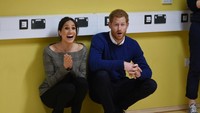 Pangeran Harry dan Meghan tampak kasual dan santai. Keduanya pun sempat berjongkok ketika menyaksikan penampilan anak-anak di Star Hub.