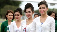 Lagi, para pramugari ini memamerkan senyum manisnya di depan kamera.