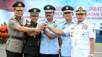 Upacara serah terima jabatan KSAU juga dihadiri oleh Wakapolri Komjen Syafruddin, KSAD Jenderal Mulyono, dan KSAL Laksamana Ade Supandi.