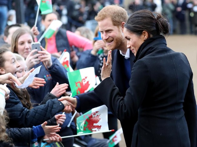 Pangeran Harry dan calon istrinya itu menyambangi Cardiff pada Kamis (18/1/2018) setelah sebelumnya melakukan kunjungan resmi ke sebuah stasiun radio di London pekan lalu. (Foto: Getty Images)
