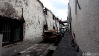 Dinding berwarna putih pun sontak berubah menjadi warna hitam akibat terbakar dan kebulan asap.