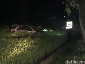 SUV Tabrak Motor Hingga Nyungsep ke Sawah, Satu Orang Tewas