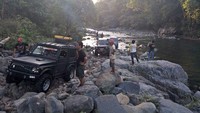 Mobil off road bisa melewati jalur sungai yang terjal. Meskipun begitu, ini menjadi keseruan tersendiri (Mohammad Bakrie/detikTravel)