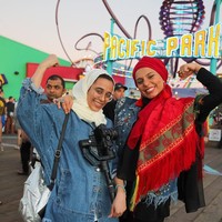 Saat mengunjungi Santa Monica di LA, California, Haida Basseiso mengenakan rompi jeans, anting tassel dipadukan dengan pashmina merah. Foto: Instagram