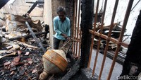 Beberapa benda bersejarah turut diamankan oleh pekerja saat membersihkan dan menyisir di bagian dalam museum yang ikut terbakar.