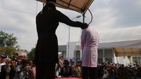 Hukuman cambuk sudah diterapkan di Aceh sejak 2013 lalu. Ribuan cambukan sudah dijatuhkan ke para terpidana kasus asusila, judi hingga miras.