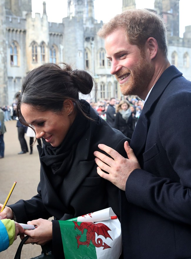 Meghan Markle mendobrak aturan karena tampil dengan rambut berantakan saat menemani Pangeran Harry di Irlandia. Dilansir People, anggota Kerajaan Inggris seharusnya tampil dengan tatanan rambut rapi. Itu sebabnya, Kate Middleton hampir selalu terlihat dengan hairnet saat mengonde rambutnya. Begitu juga dengan Ratu Elizabeth yang sering memakai topi. Foto: Getty Images