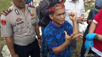 Tumpukan karung beracun yang dibuang di tanah lapang itu ternyata berdampak buruk bagi kesehatan. Sejumlah orang mengalami gatal-gatal dan iritasi setelah mengangkut karung-karung berisi limbah B3 itu. Seperti yang dialami Asep Permana (47).