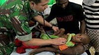 Dokter dari TNI memeriksa balita korban gizi buruk. Muhhamad Aidi/AFP.