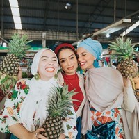 Beralih ke Thailand, tampilan Haifa pun jadi lebih tropikal. Ia memakai warna-warna terang, jadi lebih serasi ya sama nanas yang ia pegang? Foto: Instagram