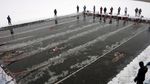 Foto: Brrr! Lomba Renang Ekstrem di Dalam Kolam Es