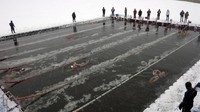 Pesertanya ternyata lumayan banyak juga. Ada puluhan orang, baik pria maupun wanita (Vasily Fedosenko/Reuters)