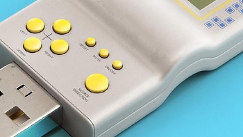 Andai saja flashdisk ini juga bisa dimainkan. Foto: Andrei Lacatusu