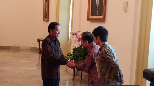 Belasan orang rombongan Toshihiro menyusul di belakangnya, satu per satu bersalaman dengan Jokowi, semuanya mengenakan kemeja batik.