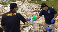Tim berjumlah empat orang tersebut terlihat mengumpulkan sejumlah karung, tanah, bongkahan bahan kimia serta cairan yang diduga mengandung bahan berhaya. Selain uji kimia, petugas juga mengukur PH benda-banda itu menggunakan kertas lakmus.