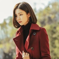 Shin Se Kyung di drama Black Knight. Rambut bob dengan belahan samping memberi kesan lebih feminin dan dewasa. (Foto: istimewa)